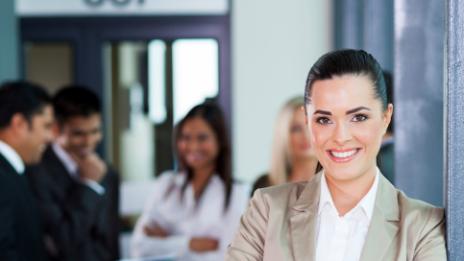 Как да превъзхождате колегите, без да ви мислят за надменни