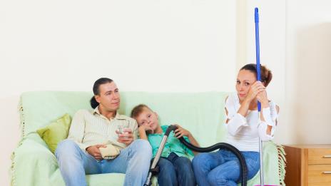 Майките имат само по 17 минути на ден „време за себе си“