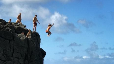 Никол скача от скали заради Гришо