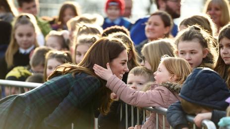 С коса като коприна: Кейт очарова дете в Шотландия