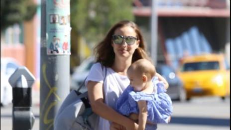 Натали Портман на разходка с малката Амалия