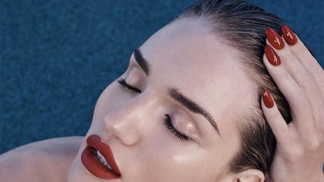 Роузи Хънтингтън-Уайтли – изкусителката с червени устни