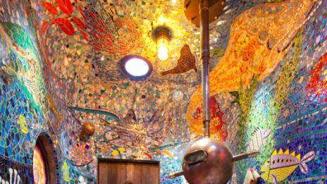 Ретро подводница виси над ваната