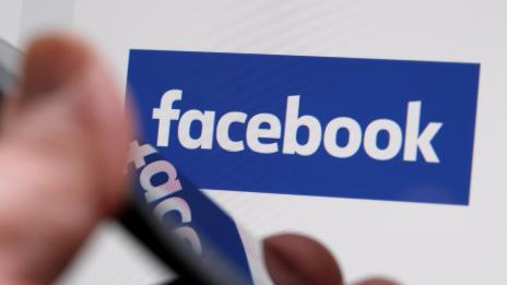 Качването на селфи във Facebook ни прави 8% по-нещастни