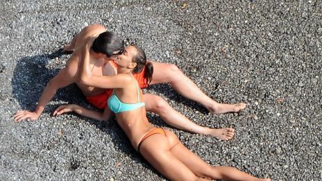 Брадли Купър и Ирина Шейк в еротични плажни сцени