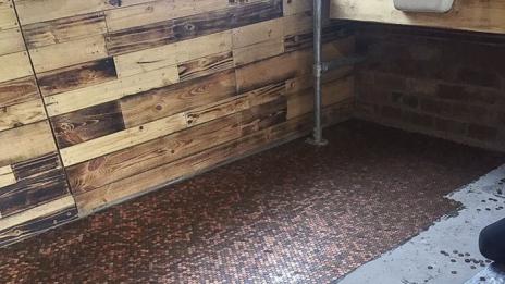 Вместо настилка: Под, покрит със 70 хиляди монети