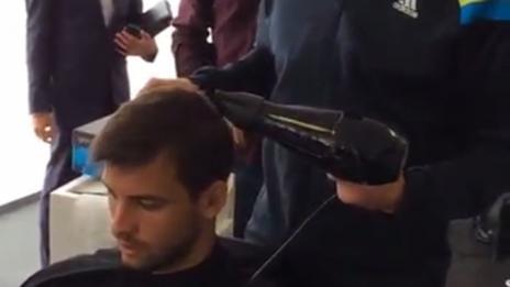 Гришо на фризьор, със сешоара – Анди Мъри