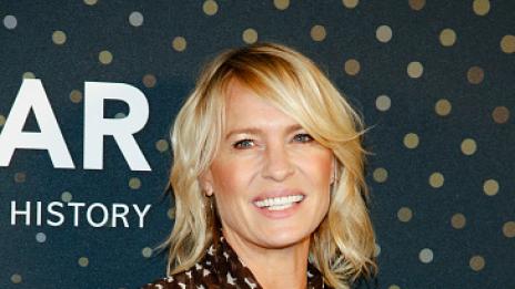 Робин Райт – на 52, с деколте до пъпа