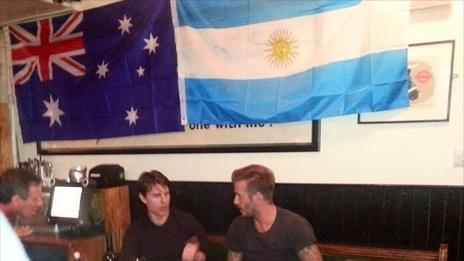 Дейвид Бекъм и Том Круз били забелязани в лондонски пъб