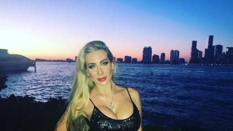 Антония Петрова се хвали с марково бельо