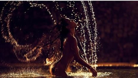 Кортни Кардашян гола и мокра за рождения си ден