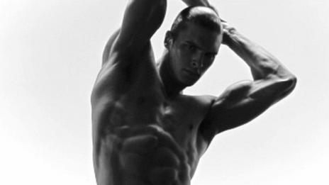Calvin Klein радва жените със секси реклама по време на  Super Bowl