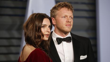 На Емили Ратайковски й писна да носи ризите на мъжа си... направи си свои