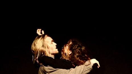 Телата общуват чрез танца