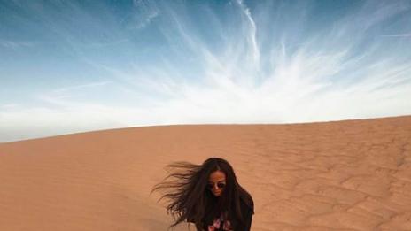 Николета пак прави секси чупки, този път в пустинята