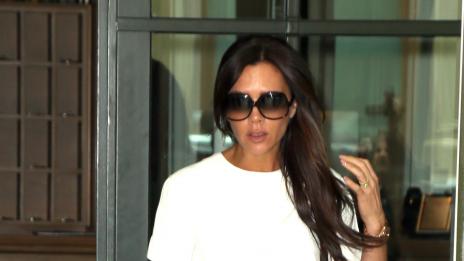 Виктория Бекъм заряза черната униформа