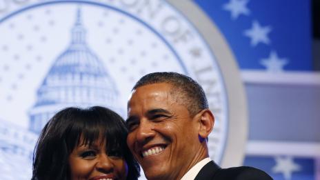 Обама се пошегува с новата прическа на жена си