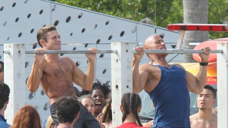 Заякналият Зак Ефрон влезе в конкуренция със Скалата