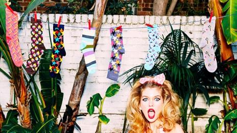 Стела Максуел като секси домакиня от 50-те