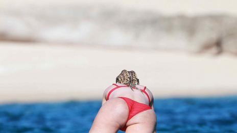 Чар или бедствие: Иги Азалия с кошмарно дупе!