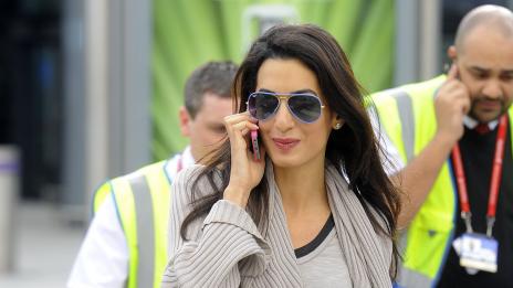 Годеницата на Клуни показа годежния си пръстен за първи път