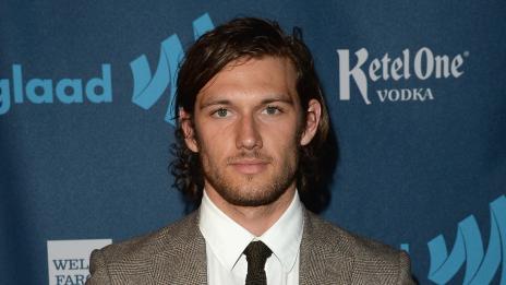 Алекс Петифър снима секссцени за „Петдесет нюанса сиво“