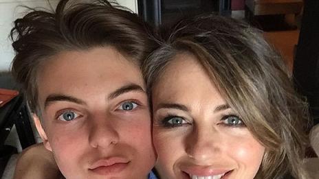 Лиз Хърли се влюби в сина си