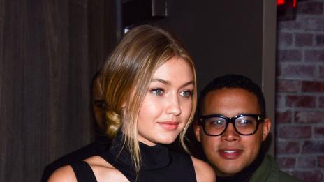 Зейн Малик в краката на Джиджи Хадид