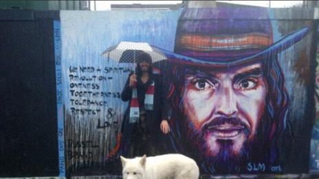 Ръсел Бранд пак е с Джемима