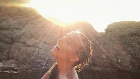 Чар или бедствие: Николета се рекламира топлес