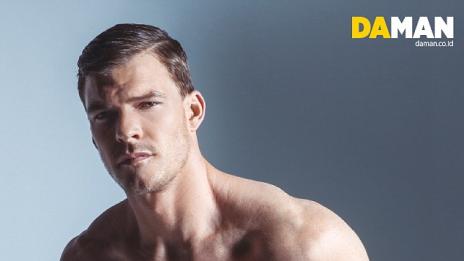 Алън Ричсън от „Игри на глада: Възпламеняване“ и неговото тяло за показ