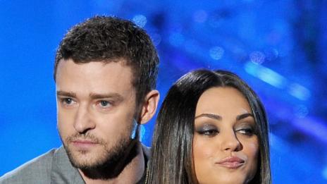 Джъстин сграбчи гърдите на Мила Кунис