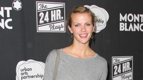 Бруклин Декър благоговее пред тялото на Дженифър Анистън