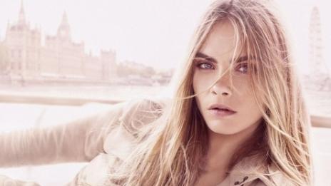 Кара Деливайн замириса на Burberry