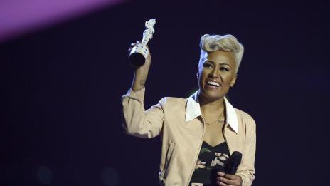 Емили Сандей би Адел на наградите БРИТ