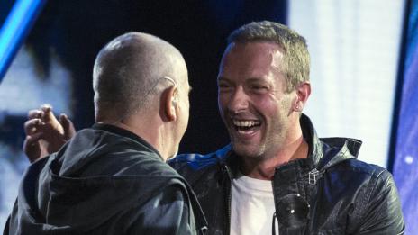 Крис Мартин се появи усмихнат и... без халка