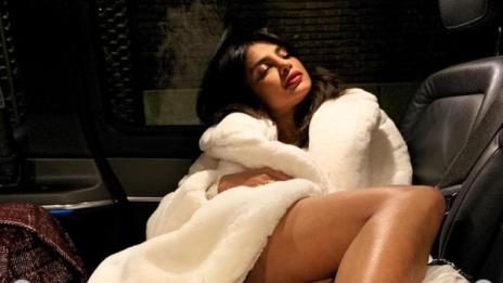 Приянка празнува моминското си парти в „булчински“ стайлинг