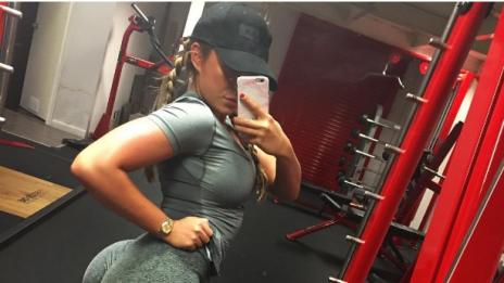 Анорексичка демонстрира как се постигат задните части на Кардашян (ВИДЕО)