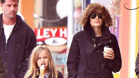 Докато Пит страда, Джоли на ски ваканция с децата