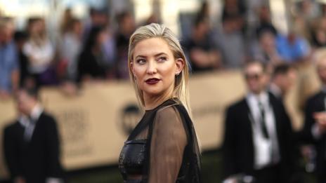 Кейт Хъдсън нрава си не мени – дели постеля с рокаджия