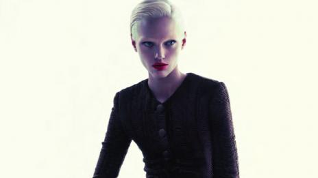 Жената Armani: силна и изтънчена