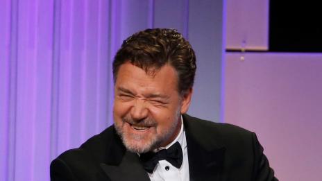 Рапърка нарече Ръсел Кроу „досаден бял“, жали се в полицията от него