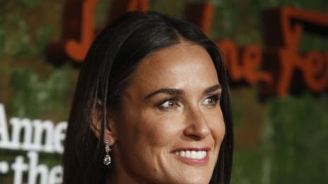 Деми празнува 51 рожден ден с Румър в клас йога