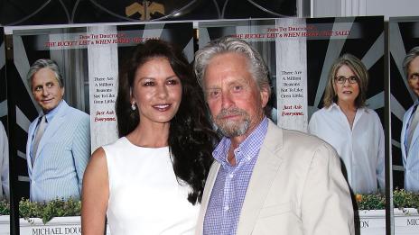 Катрин Зита Джоунс отново е съпруга за пример