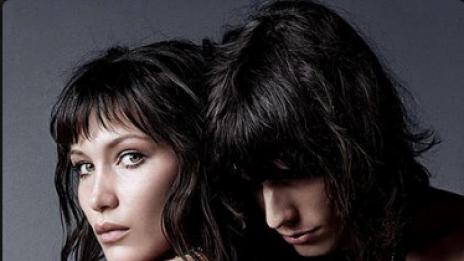 Бела Хадид захвърли сутиена, превърна се в рок бунтар