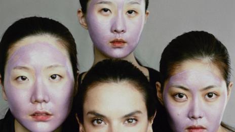 Усмивките, красотата на Сеул и Алесандра Амброзио