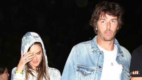 Алесандра Амброзио се срамува заради гаджето си