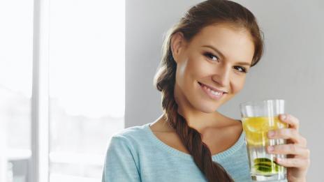 Помага ли наистина за отслабването водата с лимон?