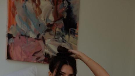 Облечи се, Емили Ратайковски