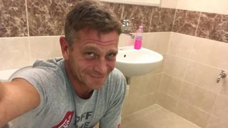 Напън: Юлиан Вергов със селфи от тоалетната
